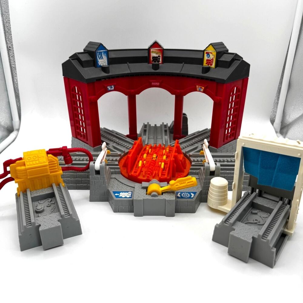 Fisher Price GeoTrax Workin' Roundhouse Train Depot Wash Gas Pump Toy